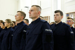 Nowi policjanci i policjantki.