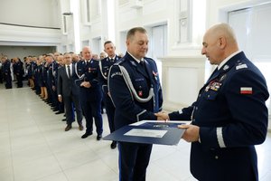 Zastępca Komendanta Głównego Policji nadinsp. dr Rafał Kochańczyk wręczył podziękowania szefowi lubelskiego garnizonu policji z okazji 107. rocznicy powołania Policji Państwowej w dowód uznania za szczególne osiągnięcia oraz profesjonalizm, oddanie i wzorową służbę na rzecz bezpieczeństwa obywateli.