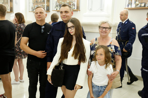 Zdjęcie wspólne nowego funkcjonariusza z rodziną.