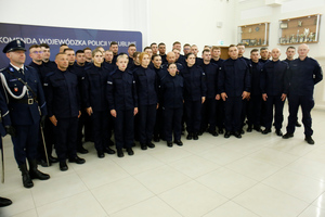 Wspólne zdjęcie nowych funkcjonariuszy z Dowódcą Oddziałów Prewencji Policji w Lublinie.