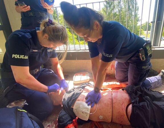 policjantki podczas szkolenia z fantomem