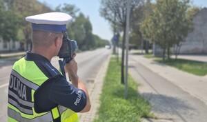 policjant z miernikiem prędkości