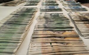 banknoty polskich złotych uzłożone na stole