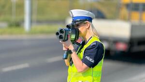 policjantka z miernikiem prędkości