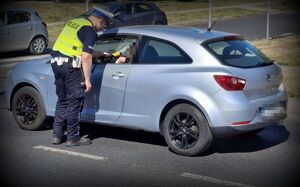 policjant podczas kontroli trzeźwości na drodze
