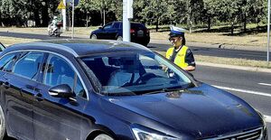 policjantka podczas kontroli trzeźwości na drodze