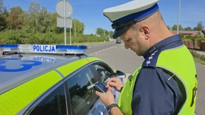 policjant podczas kontroli trzeźwości na drodze