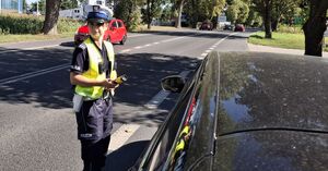 policjantka podczas kontroli trzeźwości na drodze