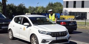 policjant podczas kontroli trzeźwości na drodze