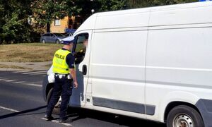 policjant podczas kontroli trzeźwości na drodze