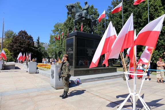 żołnierze podczas wart na placu litewskim przy pomniku