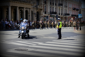 policjant na skrzyżowaniu podczas zabezpieczenia przemarszu