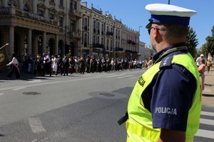 policjant na skrzyżowaniu podczas zabezpieczenia przemarszu  kompanii