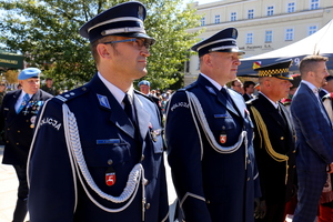 przedstawiciele służb mundurowych na placu litewskim