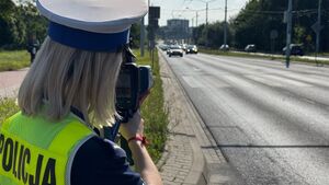 policjantka z miernikiem prędkości