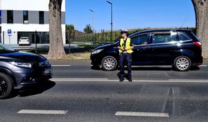 policjantka podczas sprawdzania trzeźwości na drodze