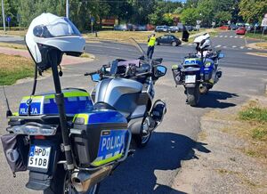 policjanci na motocyklach podczas kontroli drogowej