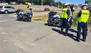 policjanci na motocyklach podczas kontroli drogowej