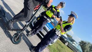 policjanci podczas kontroli drogowej