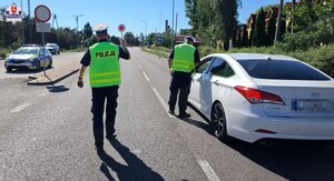 policjanci podczas kontroli drogowej