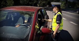 policjantka sprawdza stan tzreźwości