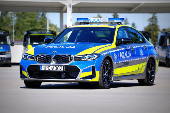 Nowy oznakowany radiowóz marki BMW.