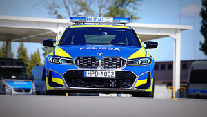 Nowe oznakowane radiowozy marki BMW.