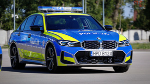 Nowe oznakowane radiowozy marki BMW.