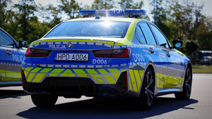 Nowe oznakowane radiowozy marki BMW.