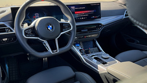 Nowe oznakowane radiowozy marki BMW.