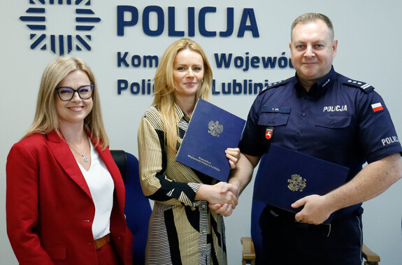 Doktor Małgorzata Michalska-Nakonieczna oraz inspektor Tomasz Gil podpisują porozumienie  o współpracy Policji Lubelskiej z Wyższą Szkołą Przedsiębiorczości i Administracji w Lublinie.