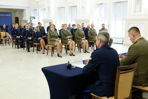 Uczestnicy wydarzenia siedzący na krzesłach