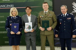 Komendant Powiatowy Policji w Puławach podinsp. Agnieszka Falandysz ,Dyrektor Szkoły, Zastępca Komendanta Nadbużańskiego Oddziału Straży Granicznej