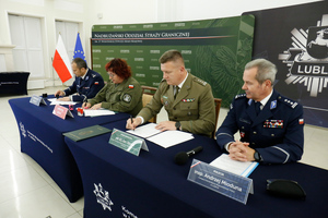 Komendant Komendy Miejskiej Policji w Lublinie mł. insp. Adam Beczek,  I Zastępca Komendanta Wojewódzkiego insp. Andrzej Mioduna oraz Zastępca Komendanta Nadbużańskiego Oddziału Straży Granicznej wraz z funkcjonariuszką
