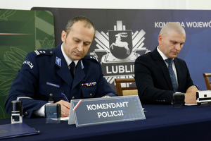 Komendant Komendy Miejskiej Policji w Lublinie mł. insp. Adam Beczek oraz Dyrektor Szkoły