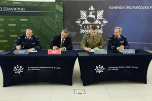 Komendant Komendy Miejskiej Policji w Lublinie mł. insp. Adam Beczek,  I Zastępca Komendanta Wojewódzkiego insp. Andrzej Mioduna oraz Zastępca Komendanta Nadbużańskiego Oddziału Straży Granicznej wraz Dyrektorem Szkoły