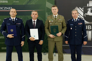 Komendant Komendy Miejskiej Policji w Lublinie mł. insp. Adam Beczek,  I Zastępca Komendanta Wojewódzkiego insp. Andrzej Mioduna oraz Zastępca Komendanta Nadbużańskiego Oddziału Straży Granicznej wraz z Dyrektorem Szkoły