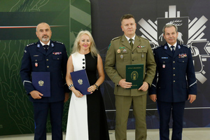 Zastępca Komendanta Nadbużańskiego Oddziału Straży Granicznej, Dyrektor Szkoły oraz Komendant Miejski Policji w Chełmie insp. Marian Pisklak, I Zastępca Komendanta Wojewódzkiego Policji w Lublinie inspektor Andrzej Mioduna.