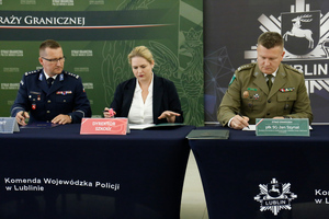 Zastępca Komendanta Nadbużańskiego Oddziału Straży Granicznej płk SG Jan Szynal, Dyrektor Szkoły oraz Komendant Miejski Policji insp. Rafał Skoczylas