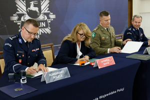 Zastępca Komendanta Nadbużańskiego Oddziału Straży Granicznej płk SG Jan Szynal, Dyrektor Szkoły oraz Komendant Miejski Policji insp. Rafał Skoczylas,  I Zastępca Komendanta Wojewódzkiego Policji w Lublinie inspektor Andrzej Mioduna.