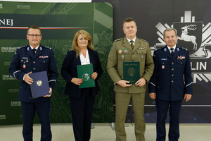 Zastępca Komendanta Nadbużańskiego Oddziału Straży Granicznej płk SG Jan Szynal, Dyrektor Szkoły oraz Komendant Miejski Policji insp. Rafał Skoczylas,  I Zastępca Komendanta Wojewódzkiego Policji w Lublinie inspektor Andrzej Mioduna.