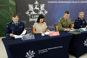 Zastępca Komendanta Nadbużańskiego Oddziału Straży Granicznej płk SG Jan Szynal, Dyrektor Szkoły oraz Komendant Powiatowy Policji insp. Mariusz Gajewski,  I Zastępca Komendanta Wojewódzkiego Policji w Lublinie inspektor Andrzej Mioduna.