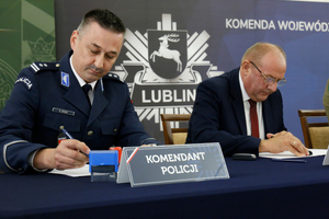 Dyrektor Szkoły oraz  I Zastępca Komendanta Powiatowego Policji w Hrubieszowie inspektor Bartłomiej Heider.