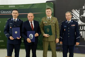 Dyrektor Szkoły, I Zastępca Komendanta Powiatowego Policji w Hrubieszowie inspektor Bartłomiej Heider, I Zastępca Komendanta Wojewódzkiego Policji w Lublinie inspektor Andrzej Mioduna i Zastępca Komendanta Nadbużańskiego Oddziału Straży Granicznej płk SG Jan Szynal