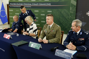 Komendant Powiatowy Policji w Łęcznej inspektor Sławomir Cielniak, Dyrektor Zespołu Szkół imienia Króla Kazimierza Jagiellończyka w Łęcznej Pani Jolanta Jarawka i Zastępca Komendanta Nadbużańskiego Oddziału Straży Granicznej płk SG Jan Szynal i I zastępca Komendanta Wojewódzkiego Policji w Lublinie inspektor Andrzej Miodunastoją opodpisują porozumienie