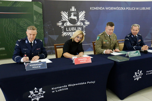 I Zastępca Komendanta Powiatowego Policji w Łukowie podinspektor Leszek Dołęga, Dyrektor Zespołu Szkół imienia Władysława Tatarkiewicza w Radoryżu Smolanym, Komendant Miejski Policji w Lublinie młodszy inspektor Adam Beczek, Dyrektor Zespołu Szkół Ogólnokształcących numer 1 imienia Zbigniewa Herberta w Lublinie, Zastępca Komendanta Nadbużańskiego Oddziału Straży Granicznej płk SG Jan Szynal i I zastępca Komendanta Wojewódzkiego Policji w Lublinie inspektor Andrzej Mioduna podpisują porozumienie