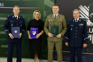 I Zastępca Komendanta Powiatowego Policji w Łukowie podinspektor Leszek Dołęga, Dyrektor Zespołu Szkół imienia Władysława Tatarkiewicza w Radoryżu Smolanym, Komendant Miejski Policji w Lublinie młodszy inspektor Adam Beczek, Dyrektor Zespołu Szkół Ogólnokształcących numer 1 imienia Zbigniewa Herberta w Lublinie, Zastępca Komendanta Nadbużańskiego Oddziału Straży Granicznej płk SG Jan Szynal i I zastępca Komendanta Wojewódzkiego Policji w Lublinie inspektor Andrzej Mioduna stoją obok siebie trzymając w dłoniach podpisane porozumienie