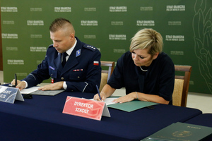 Komendant Powiatowy Policji w Opolu Lubelskim nadkomisarz Jarosław Kurczak i Dyrektor Liceum Ogólnokształcącego imienia Adama Mickiewicza w Opolu Lubelskim Pani Monika Ptasińska-Romanowska podpisują porozumienie