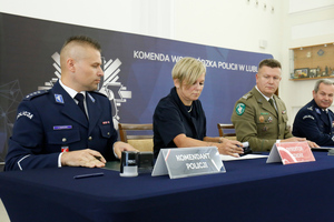 Komendant Powiatowy Policji w Opolu Lubelskim nadkomisarz Jarosław Kurczak, Dyrektor Liceum Ogólnokształcącego imienia Adama Mickiewicza w Opolu Lubelskim Pani Monika Ptasińska-Romanowska, Komendant Powiatowy Policji w Kraśniku podinspektor Przemysław Wronka, Dyrektor Zespołu Szkół numer 3 w Kraśniku, Zastępca Komendanta Nadbużańskiego Oddziału Straży Granicznej płk SG Jan Szynal i I zastępca Komendanta Wojewódzkiego Policji w Lublinie inspektor Andrzej Mioduna podpisują porozumienie