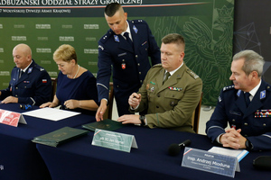 Komendant Powiatowy Policji w Janowie Lubelskim podinspektor Stanisław Niemczycki, Dyrektor Zespołu Szkół w Janowie Lubelskim, Zastępca Komendanta Nadbużańskiego Oddziału Straży Granicznej płk SG Jan Szynal i I zastępca Komendanta Wojewódzkiego Policji w Lublinie inspektor Andrzej Mioduna podpisują porozumienie